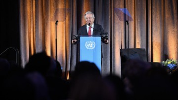 UN-Generalsekretär António Guterres spricht auf einer Bühne in ein Mikrophon