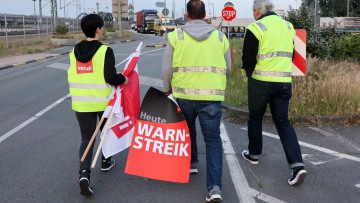 Streikende tragen am Container Terminal Burchardkai (CTB) im Hamburger Hafen während eines Warnstreik Plakate mit der Aufschrift: "Heute Warnstreik"