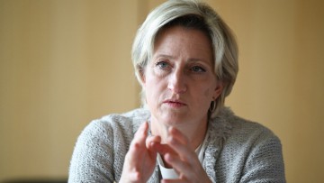 Wirtschaftsministerin Nicole Hoffmeister-Kraut redet ernst mit einem Gesprächspartner außerhalb des Bildausschnitts. 