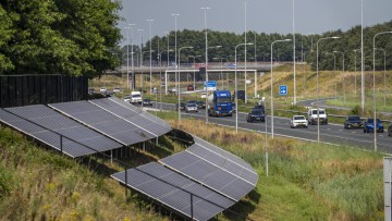 Autobahn A58, an den Hängen seitlich der Fahrbahn wurden Photovoltaik Anlagen montiert, Nutzung der Flächen entlang der Straßen als Solarpark 