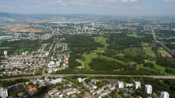 Luftaufnahme des Frankurter Nordwestens mit der A66 im Vordergrund, dahinter der Niddapark und Hausen