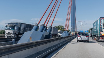 Lkw-Verkehr auf der Norderelbbrücke