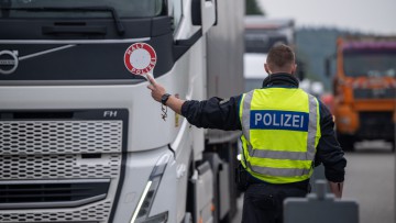 Polizisten halten im September 2024 kontrollieren Fahrzeuge auf der A64 bei Trier zu Beginn der Grenzkontrollen an allen deutschen Landesgrenzen. 