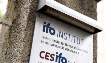 Der Schriftzug ifo Institut - Leibniz-Institut für Wirtschaftsforschung an der Universität München e. V. ist am 15.10.2024 an einem Schild vor dem Hauptsitz der Forschungseinrichtung in München (Bayern) zu sehen.