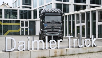 Der Schriftzug Daimler Truck vor der Zentrale des Nutzfahrzeugherstellers 