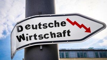 Deutsche Wirtschaft/ Pfeil runter/ Schild