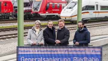 Elke Zimmer (l-r, Bündnis90/Die Grünen), Staatssekretärin im Verkehrsministerium von Baden-Württemberg, Volker Wissing (Parteilos), Bundesverkehrsminister, Richard Lutz, Vorstandsvorsitzender der Deutschen Bahn AG, und Umut Sönmez (SPD), Staatssekretär im