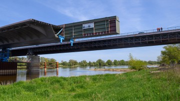 Ingenieure stehen auf der Elbebrücke der Bundesstraße 189 und sehen sich den Vorschube der Elbebrücke für die Autobahn 14 an
