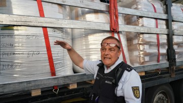 Polizist überprüft die richtige Beladung und Ladungssicherheit eines litauischen Saatguttransports auf der A5 bei Gräfenhausen.
