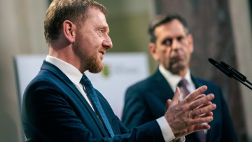 Michael Kretschmer (l, CDU), Minsterpräsident von Sachsen, Vorsitzender der Ministerpräsidentenkonferenz, spricht neben Olaf Lies (r, SPD), Ministerpräsident von Niedersachsen, bei der Pressekonferenz