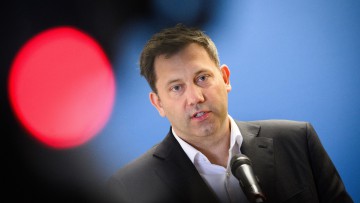 Lars Klingbeil (SPD), Bundesminister der Finanzen, im Anzug vor blauem Hintergrund in Nahaufnahme