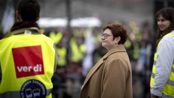 Christine Behle, stellvertretende Vorsitzende von verdi auf einer Demonstrantion und Mitglieder der Gewerkschaft Verdi 