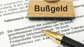 Ein Bußgeldbescheid als Symbolbild für einen Verkehrsverstoß gegen die StVO