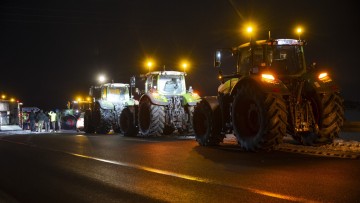 Traktoren stehen an der Auffahrt zur A24 in Gallin