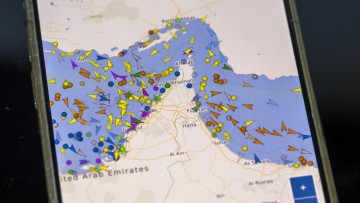 Iran-Krieg, an der Straße von Hormus stauen sich die Tankschiffe, wie man hier an einem Schiff-Tracker (Vesselfinder) auf einem Handy sehen kann.