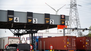Highway Pass Cash Lane in Antwerpen, Belgien, Autos, die die Mautstation an der Straße passieren und für die Verkehrsinfrastruktur bezahlen