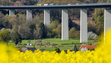 Langer Stau auf der Mintarder Ruhrtalbrücke, Autobahnbrücke der A52 zwischen Essen und Düsseldorf