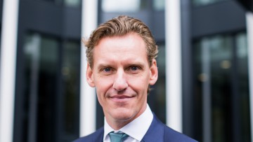 Jochen Thewes, Vorstandsvorsitzender der Schenker AG, posiert am 03.05.2016 vor der Konzernzentrale in Essen (Nordrhein-Westfalen). 
