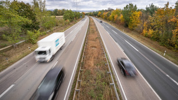 Lkw auf der A643 durch Umweltschutzgebiet