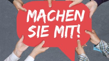 Viele Hände hallten ein Schild auf dem steht: "Machen Sie jetzt mit!"