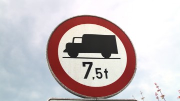 Schild mit Fahrverbot für LKW ab 7,5 Tonnen