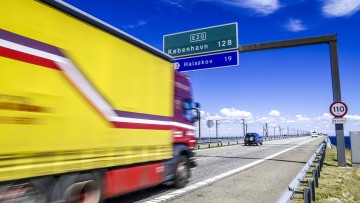 Lkw fährt auf Autobahn in Dänemark