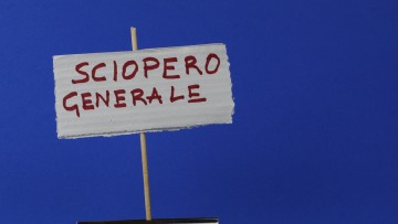 Italienisch für Generalstreik: "sciopero generale" auf einem Schild vor blauem Himmel