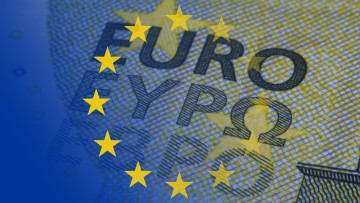 Euro-Schein in Nahaufnahme mit Fokus auf Euro und EU-Sternen
