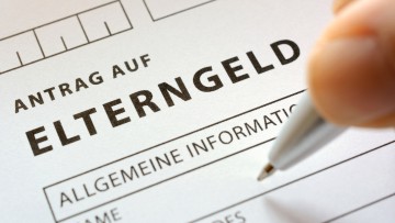 Antrag auf Elterngeld wird unterschrieben