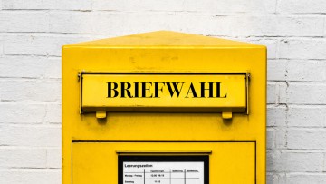 Briefwahl steht auf einem DHL-Postkasten