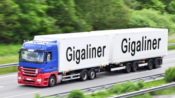 Ein Gigaliner mit der Aufschrift Gigaliner fährt auf einer leeren Autobahn