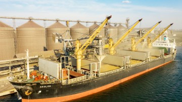 Ein Schiff im Hafen von Odessa wird mit Getreide beladen