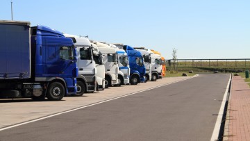 Lkw auf Parkplatz/ Fahrverbote
