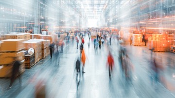 Stockbild: belebte Logistikimmobilie von innen