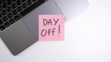 Resturlaub/ Laptop mit Post-it "Day off"