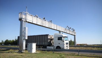 Lkw fährt durch Mautkontrolle an der Autobahn