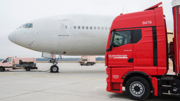 Quehenberger Logistics Lkw und Flugzeug