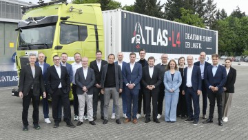ATLAS-L4 - autonomer Lkw in der Testphase mit Team