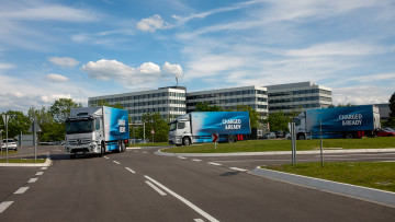 Im Konvoi durch Italien: Drei Modelle des E-Actros