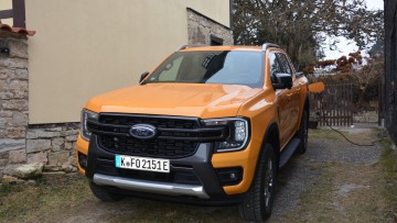 Ford Ranger PHEV in einer Einfahrt
