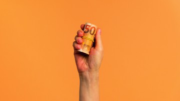Hand mit einem Bündel 50er in der Hand
