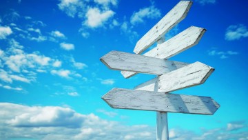 Wegweiser vor blauem Himmel