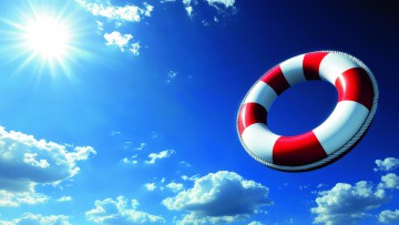 Rettungsring vor blauem Himmel