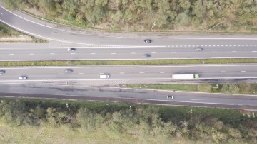 Befahrene Straße mit Lkw