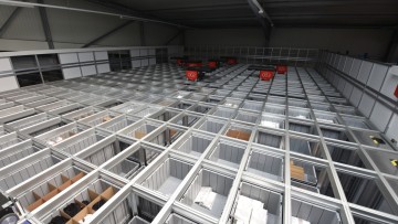 Roboter fahren in einer Autostore-Anlage (Draufsicht)