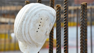 Bauhelm auf einer Baustlele