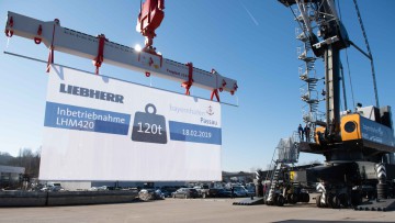 Bundesverkehrsminister nimmt neuen Kran im  Bayernhafen Passau in Betrieb