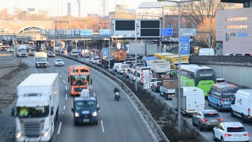 Stau auf der A100 in Richtung der gesperrten Brücke an der Messe Berlin