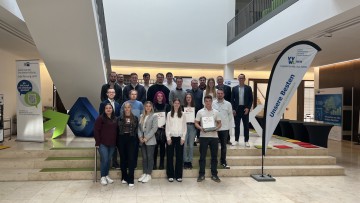 Gruppenbild bei der Bestenehrung in NRW Azubis aufmann / -frau für Spedition und Logistikdienstleistung