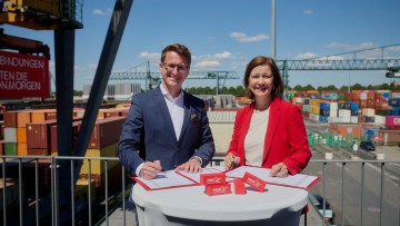Dr. Martina Niemann (CFO DB Cargo AG) und Markus Krämer (CEO HGK Logistics  and Intermodal GmbH) unterzeichneten in Köln den Vertrag